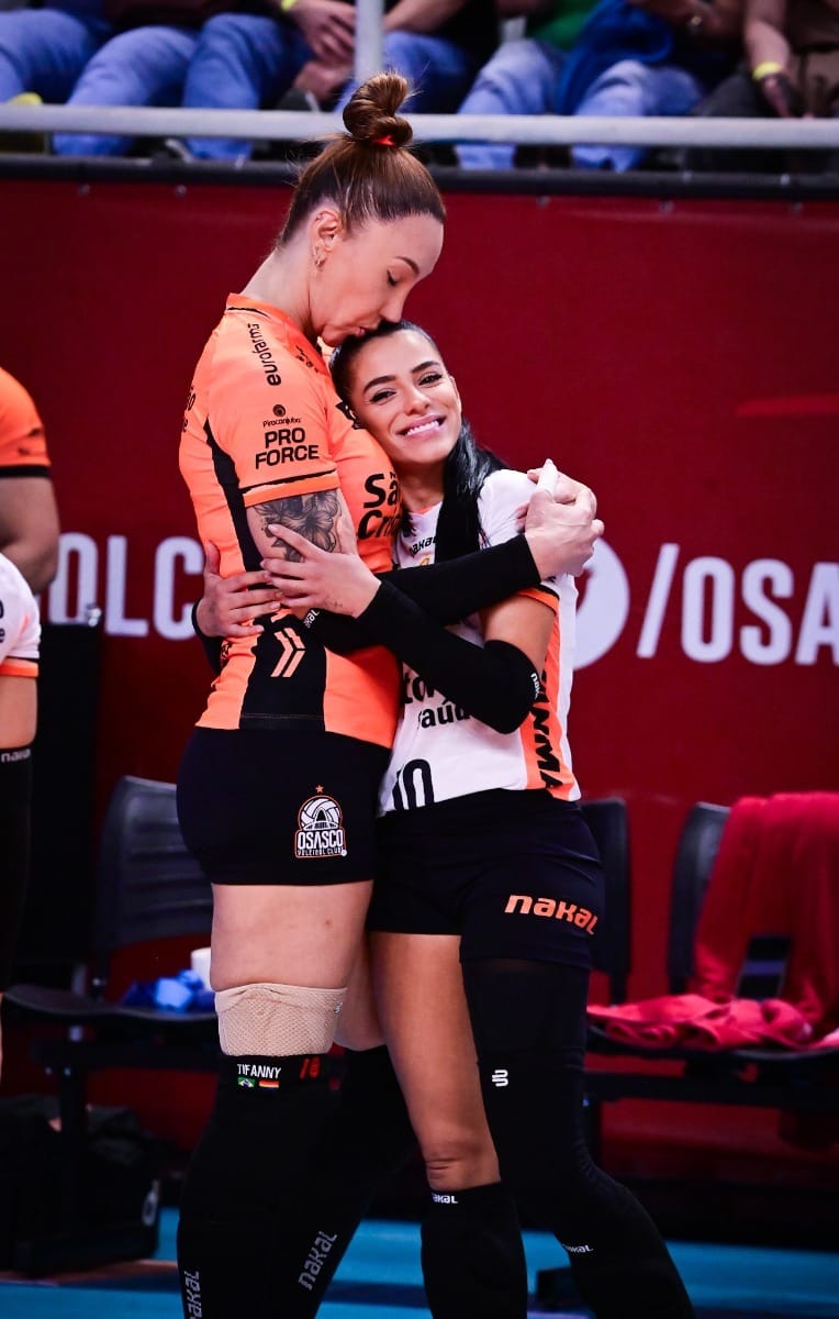 Key Alves presta apoio para Tiffany Abreu em estreia no Osas | Entretenimento | QTU - Notícias