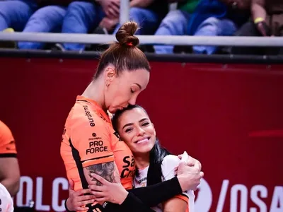 Key Alves presta apoio para Tiffany Abreu em estreia no Osasco Vôlei