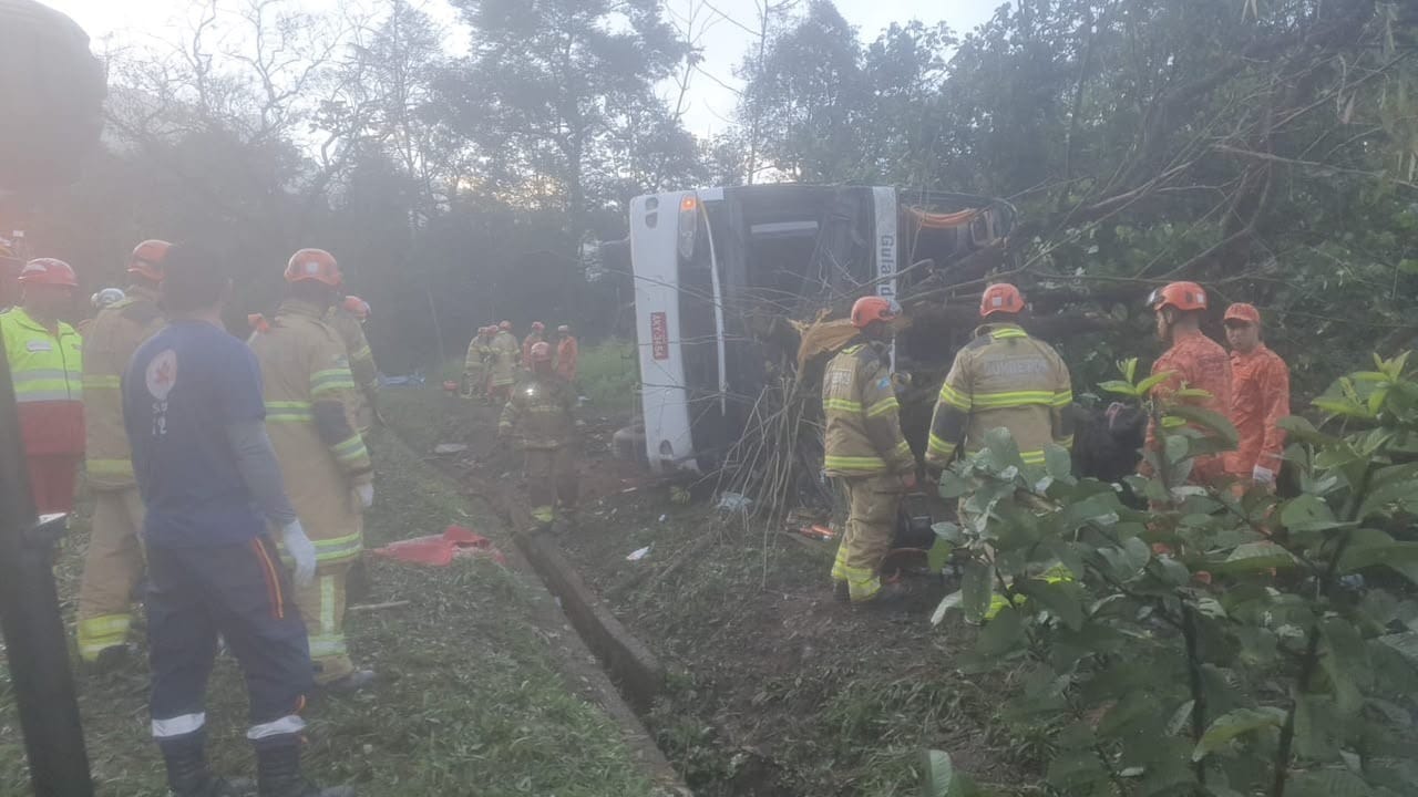 Ônibus que saiu de BH tomba em rodovia no RJ e deixa ao menos 8 mortos