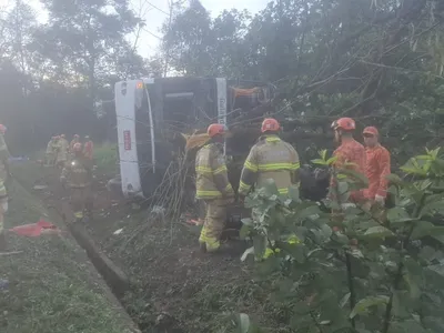 Ônibus que saiu de BH tomba em rodovia no RJ e deixa ao menos 8 mortos