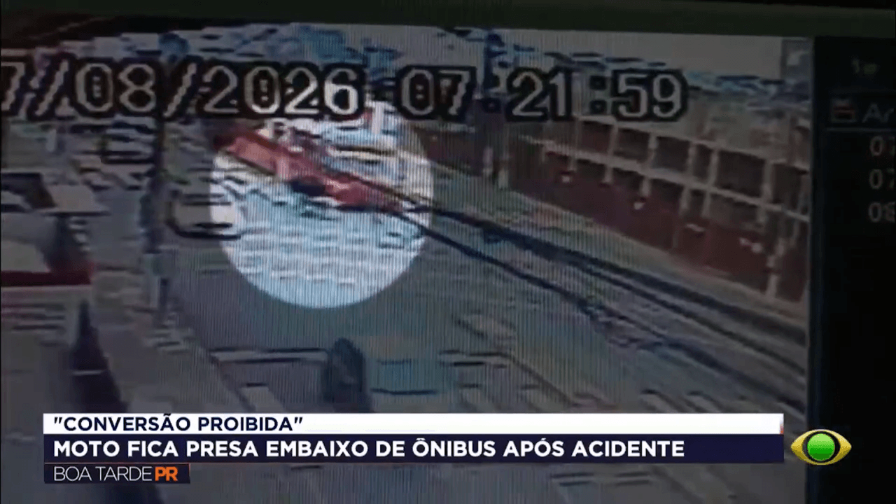 Moto fica presa sob biarticulado após conversão proibida no Portão