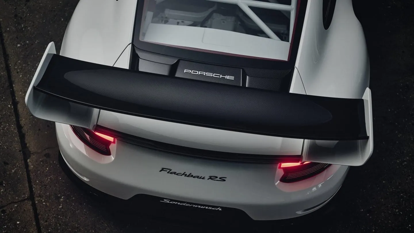 Asa traseira do Porsche Flachbau RS foi inspirada no 911 GT3 R Rennsport e possui três posições de ajuste