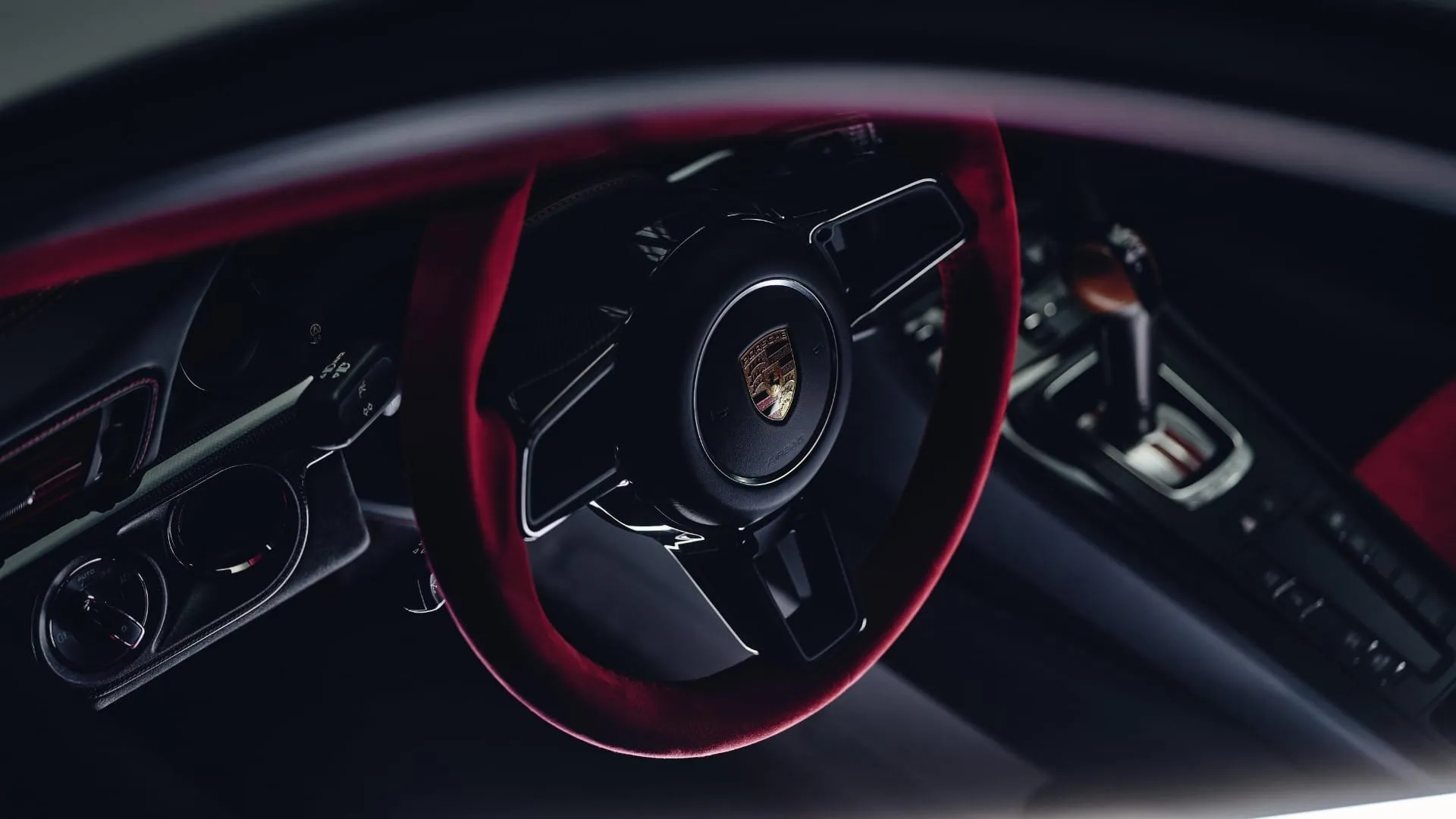 Cabine do Porsche 911 GT2 RS Flachbau RS combina Alcantara, couro e fibra de carbono
