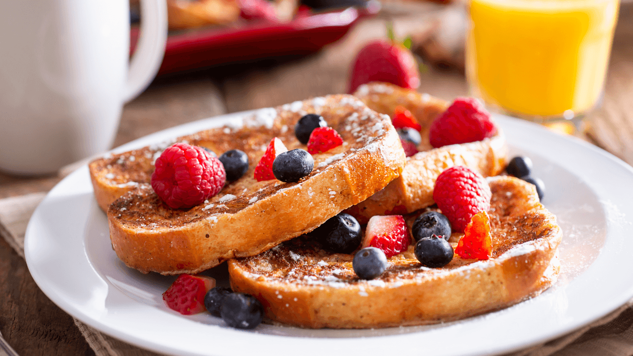 Prepare uma french toast na frigideira com ingredientes da sua despensa