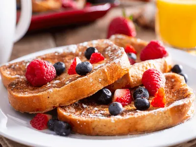 Prepare uma french toast na frigideira com ingredientes da sua despensa