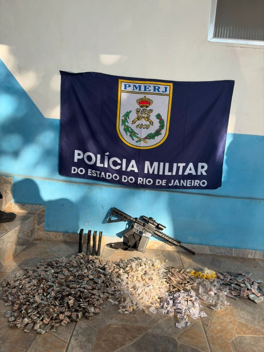 Homem é preso e fuzil é apreendido em operação da PM em Caxias