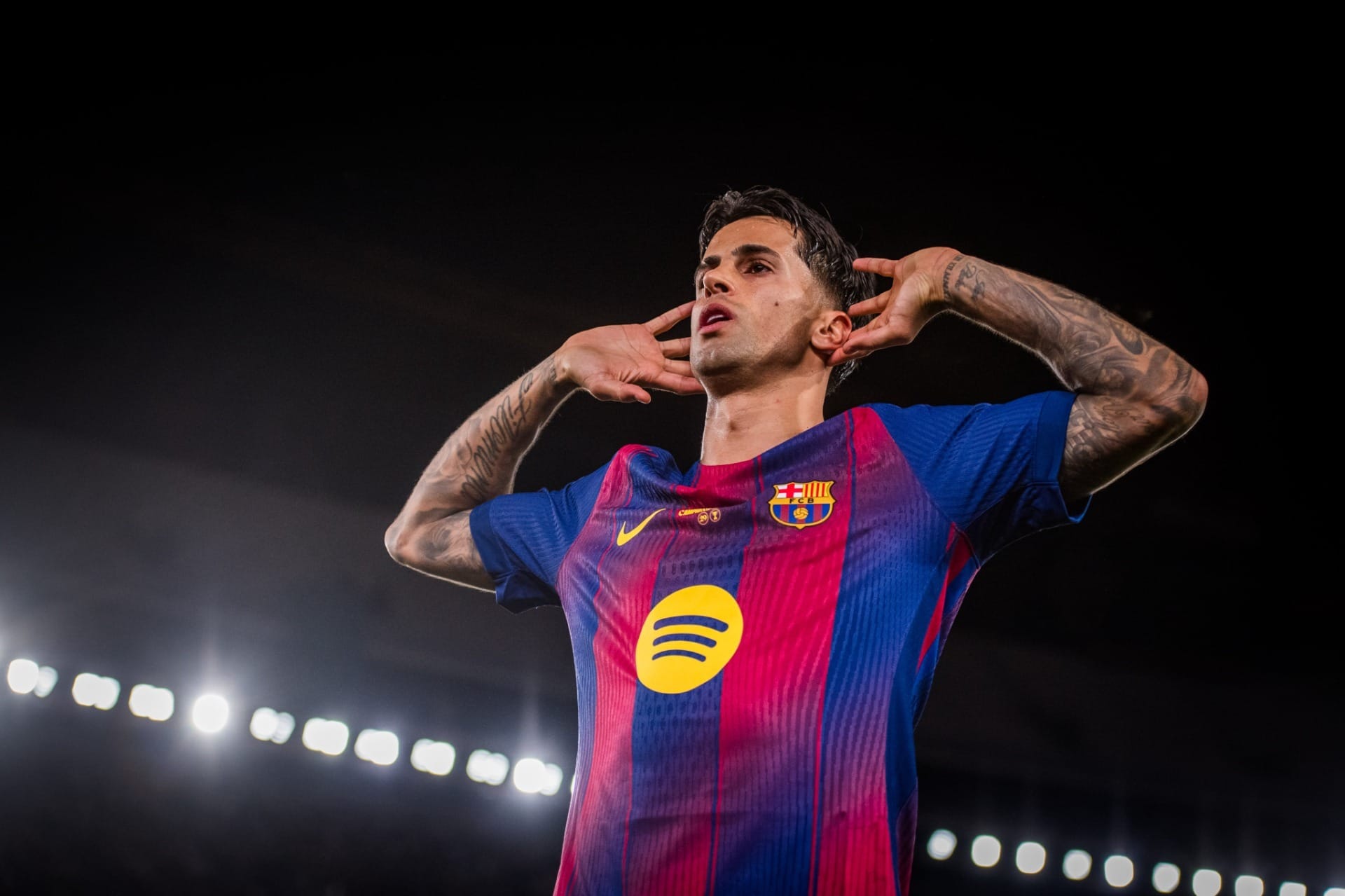 João Cancelo celebra retorno ao Barcelona: "Onde eu queria estar"