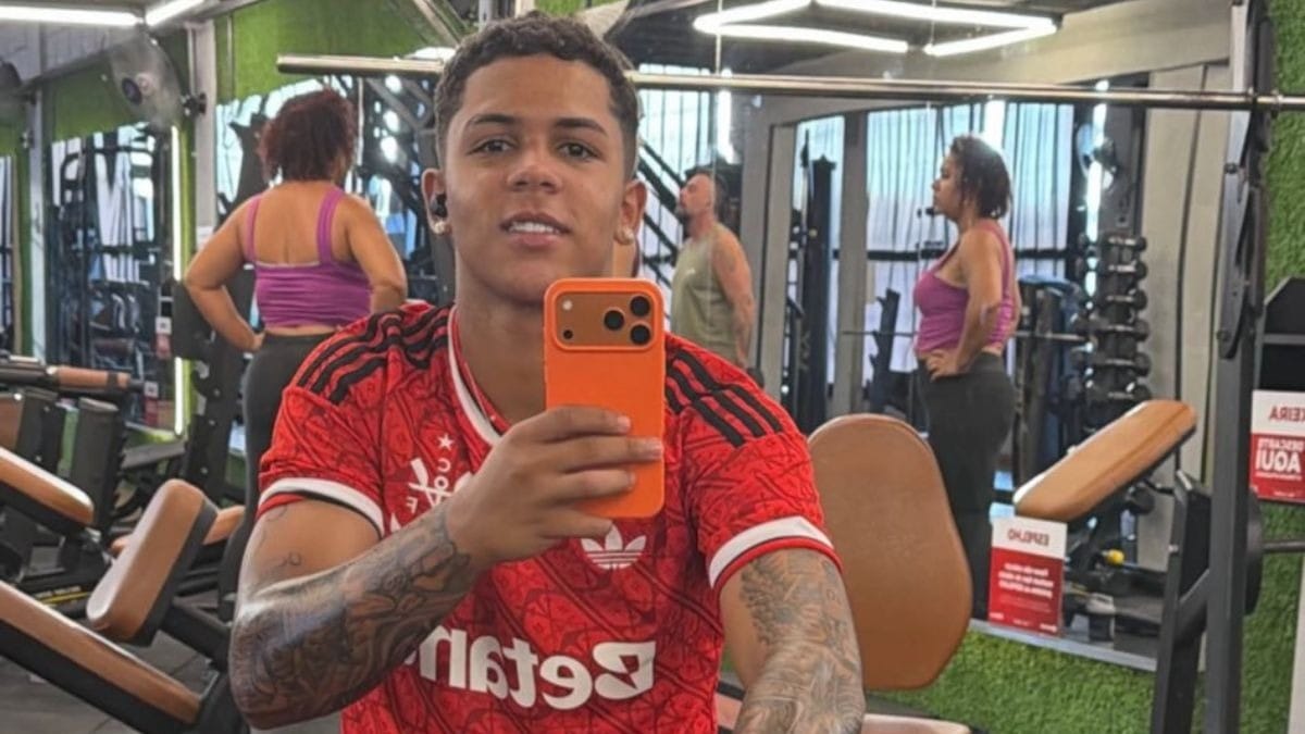 Jogador da base do Cruzeiro se desculpa por foto com camisa do Flamengo
