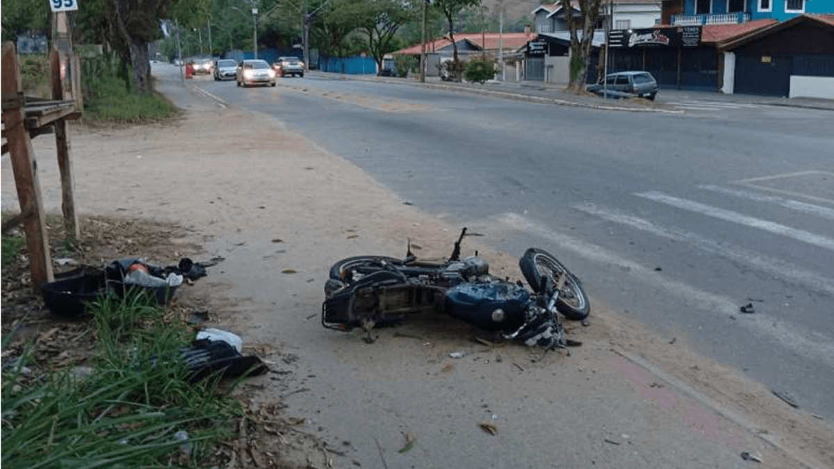 Motociclista de 44 anos morre após bater contra ônibus em São José