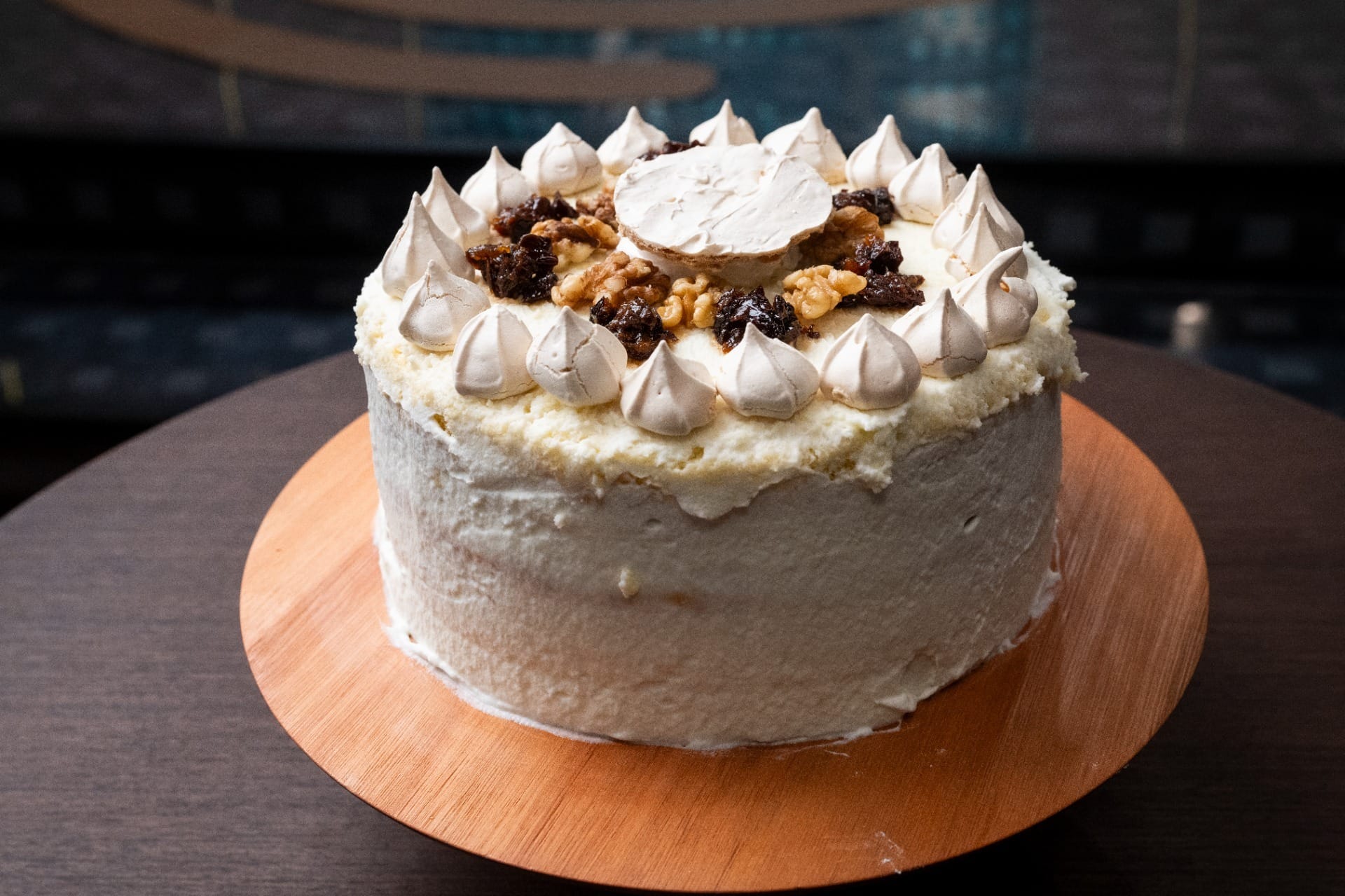 Torta Martha Rocha (torta de pão de ló com baba de moça, creme de ameixa, praliné de nozes e suspiro) | Band Receitas