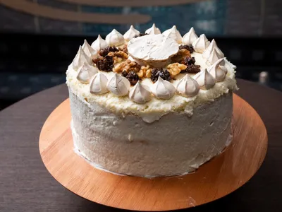 Torta Martha Rocha (torta de pão de ló com baba de moça, creme de ameixa, praliné de nozes e suspiro) | Band Receitas