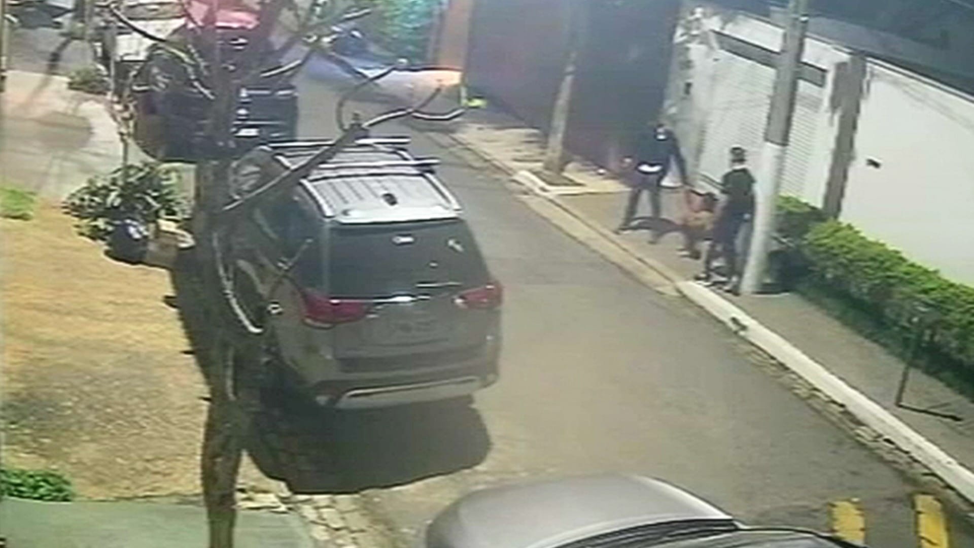 Vigia vê empresário agredir esposa na rua e ajuda agressor em São Paulo