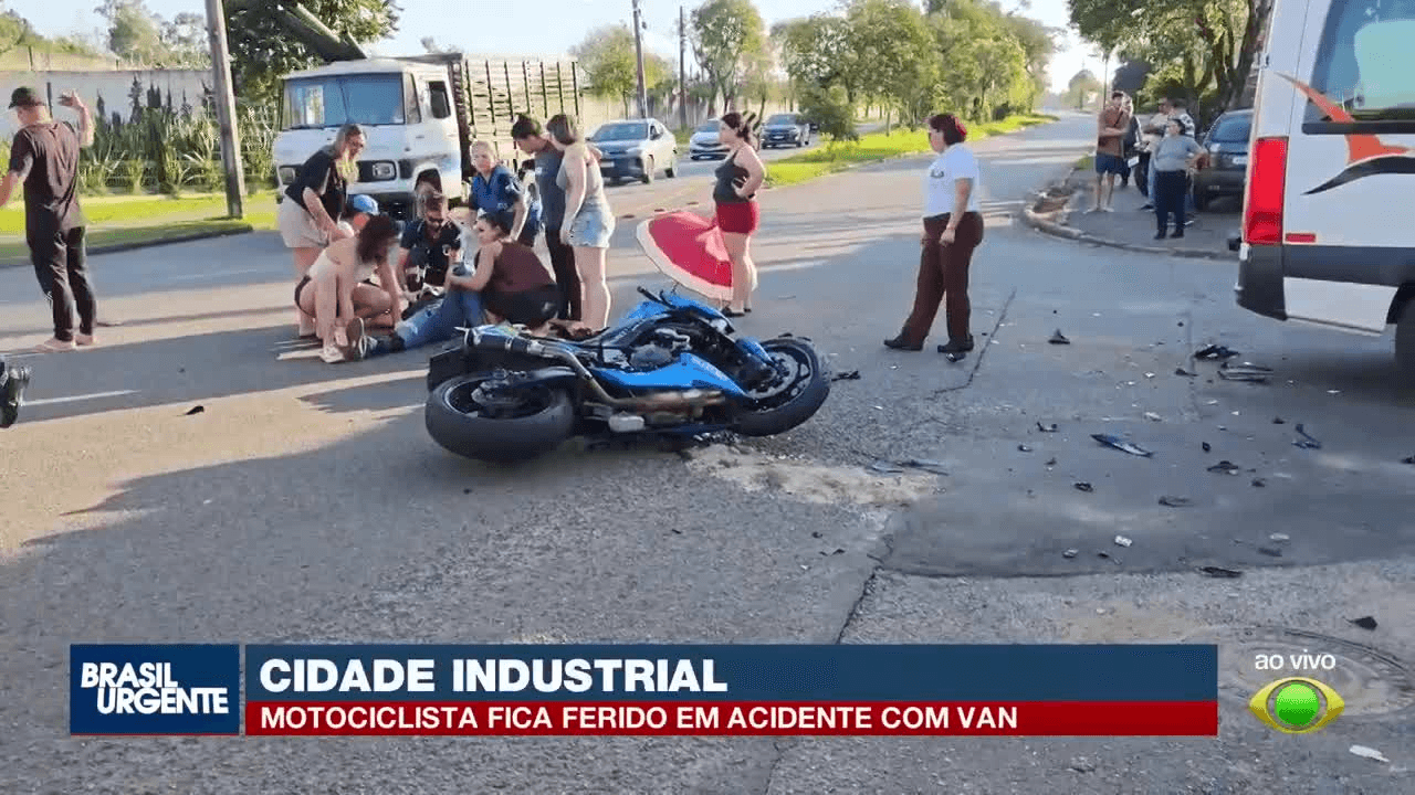 Motociclista tem pé quase decepado em colisão com van na CIC
