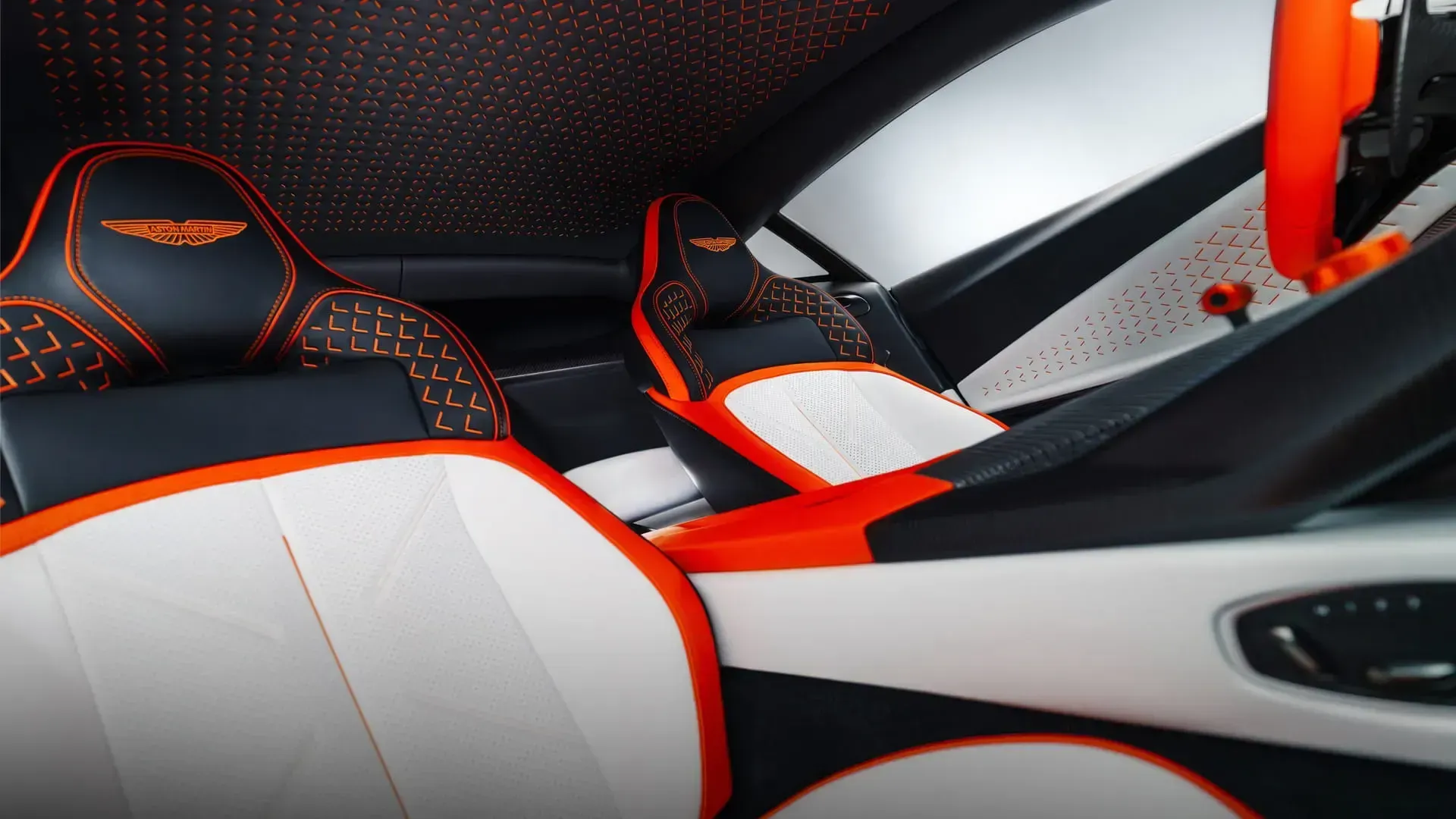 Aston Martin Valen oferece bancos esportivos e assentos de fibra de carbono