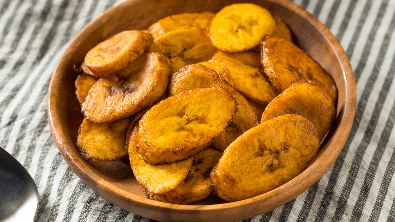 Experimente banana-da-terra frita como sobremesa ou acompanhamento