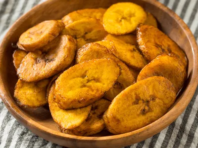 Experimente banana-da-terra frita como sobremesa ou acompanhamento