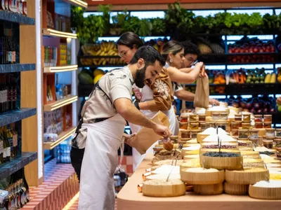 Participantes se estranham no mercado do MasterChef: "Cobra safada"