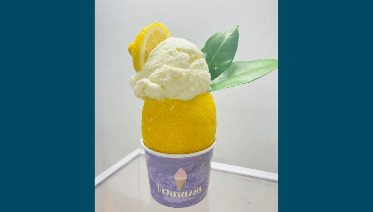Gelato de limão siciliano servido dentro da própria fruta