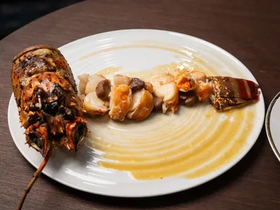 Lagosta com tutano e mini alcachofras no azeite de ervas e molho de espumante | Band Receitas