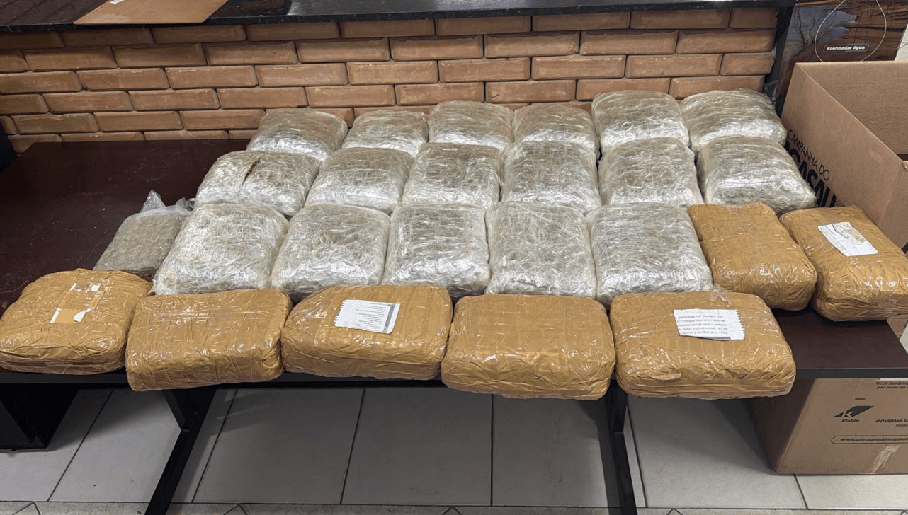 PMR prende dupla após encontrar maconha avaliada em R$ 125 mil no carro