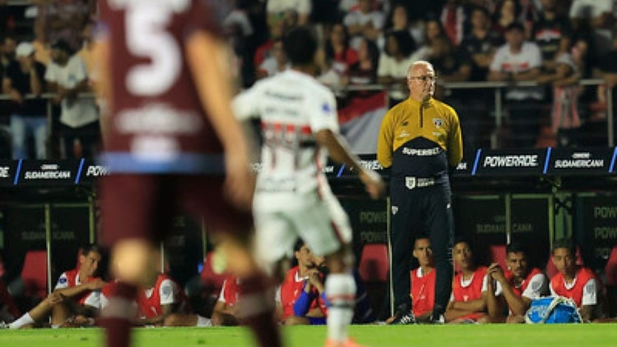 Dorival comemora classificação, mas mantém sinal de alerta no Brasileirão