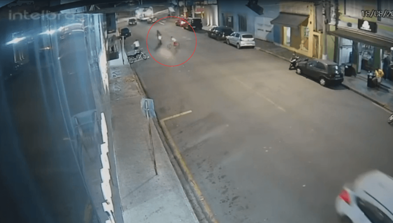 VÍDEO: menino de 8 anos em bicicleta é atingido por moto em Itapira