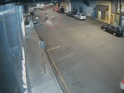 VÍDEO: menino de 8 anos em bicicleta é atingido por moto em Itapira
