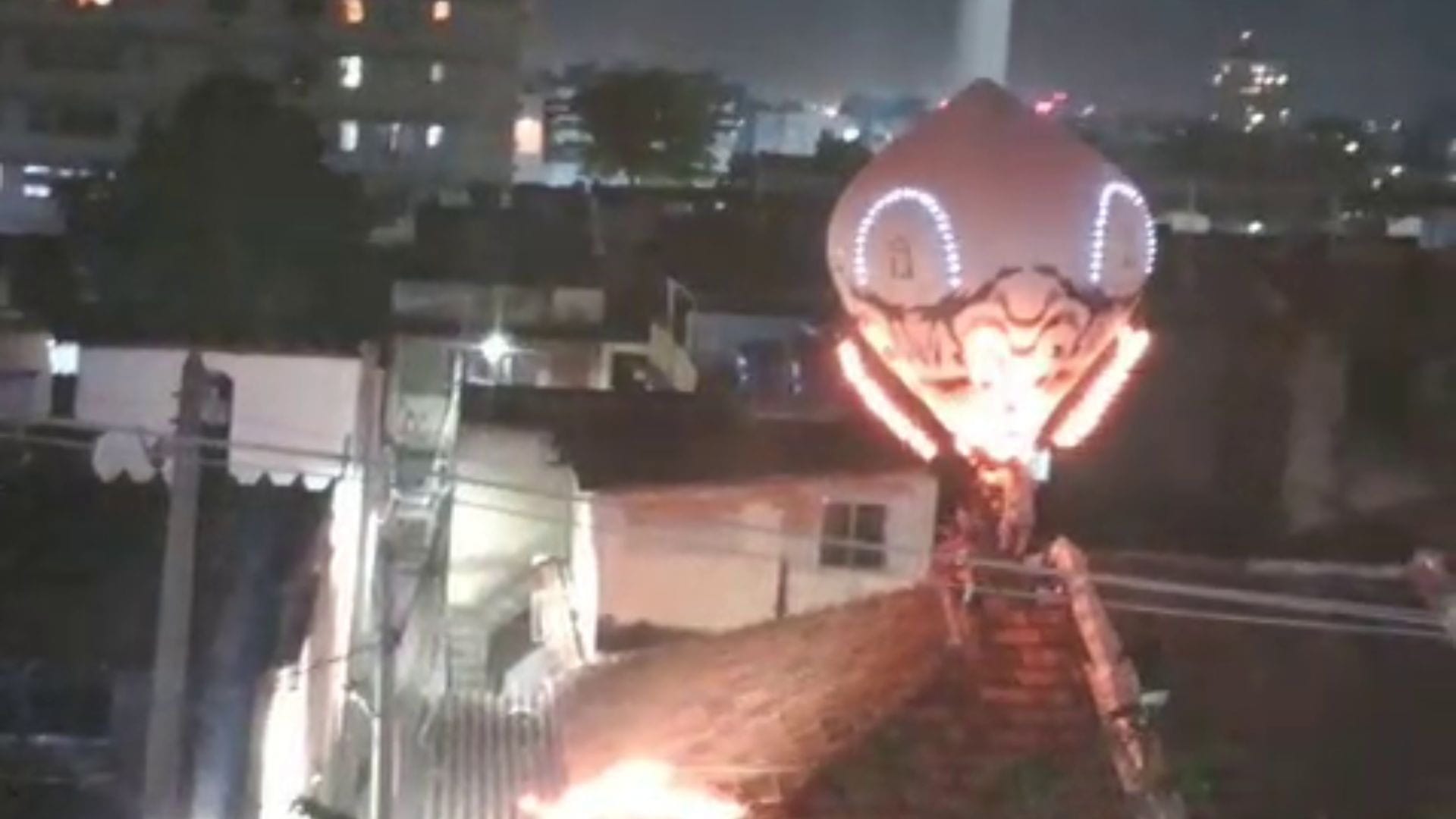 Balão cai no telhado de uma casa no Engenho Novo, na Zona Norte