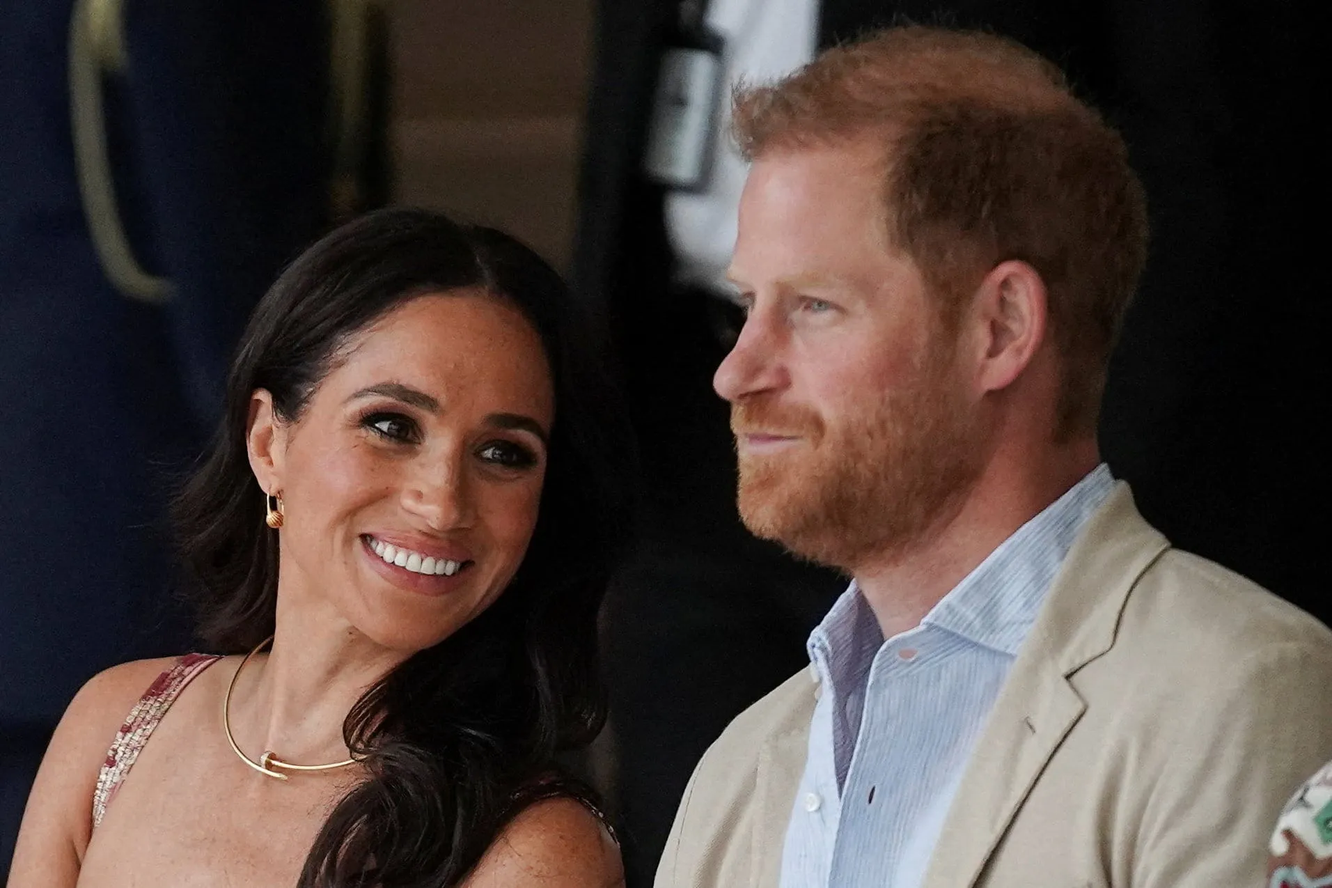 Rei Charles III esclarece situação do príncipe Harry e Meghan em retorno
