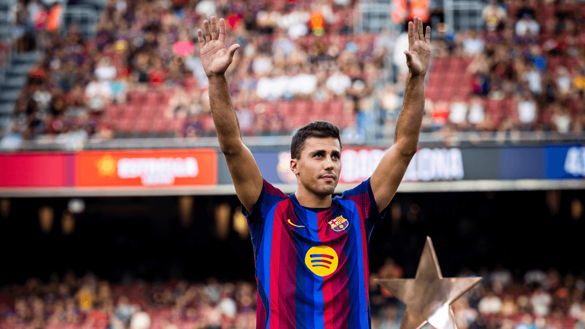 Rodri é apresentado à torcida do Barcelona com festa no Camp Nou; assista - QTU Questões do Universo