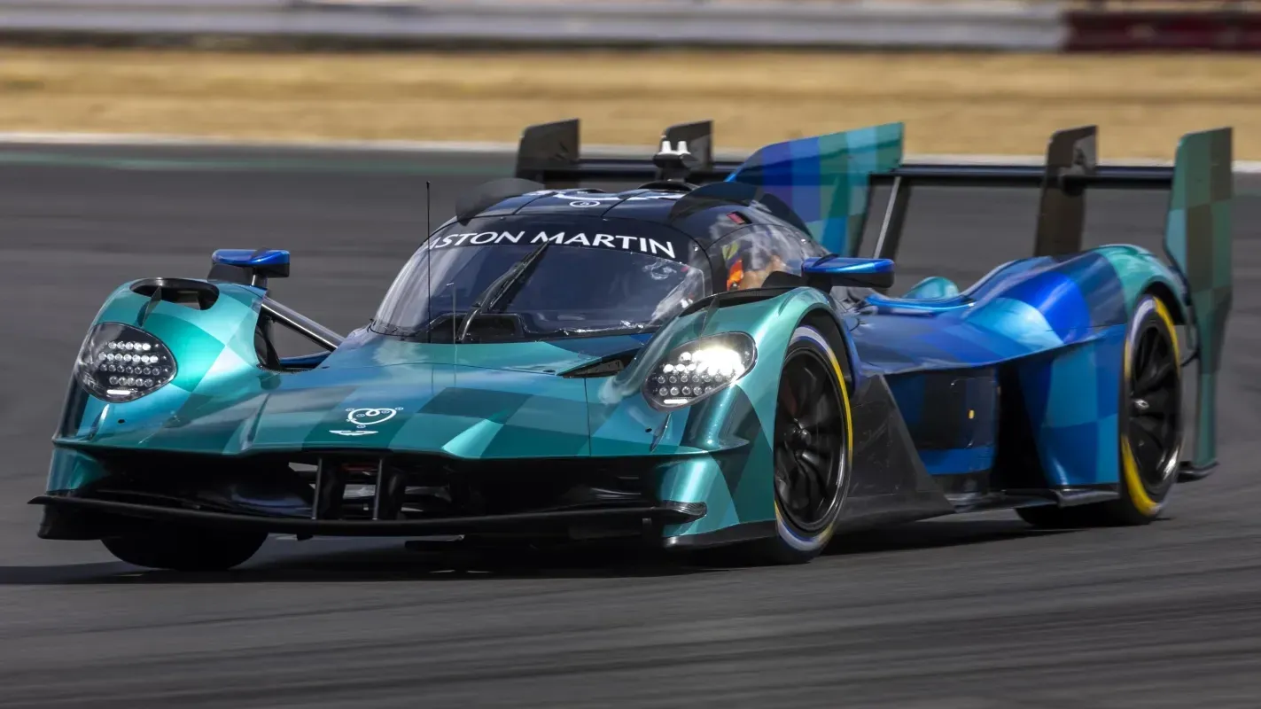 Aston Martin testa evoluções do Valkyrie em Silverstone