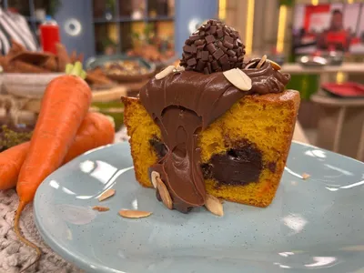 Bolo de cenoura recheado com brigadeiro é receita chocolatuda para vender