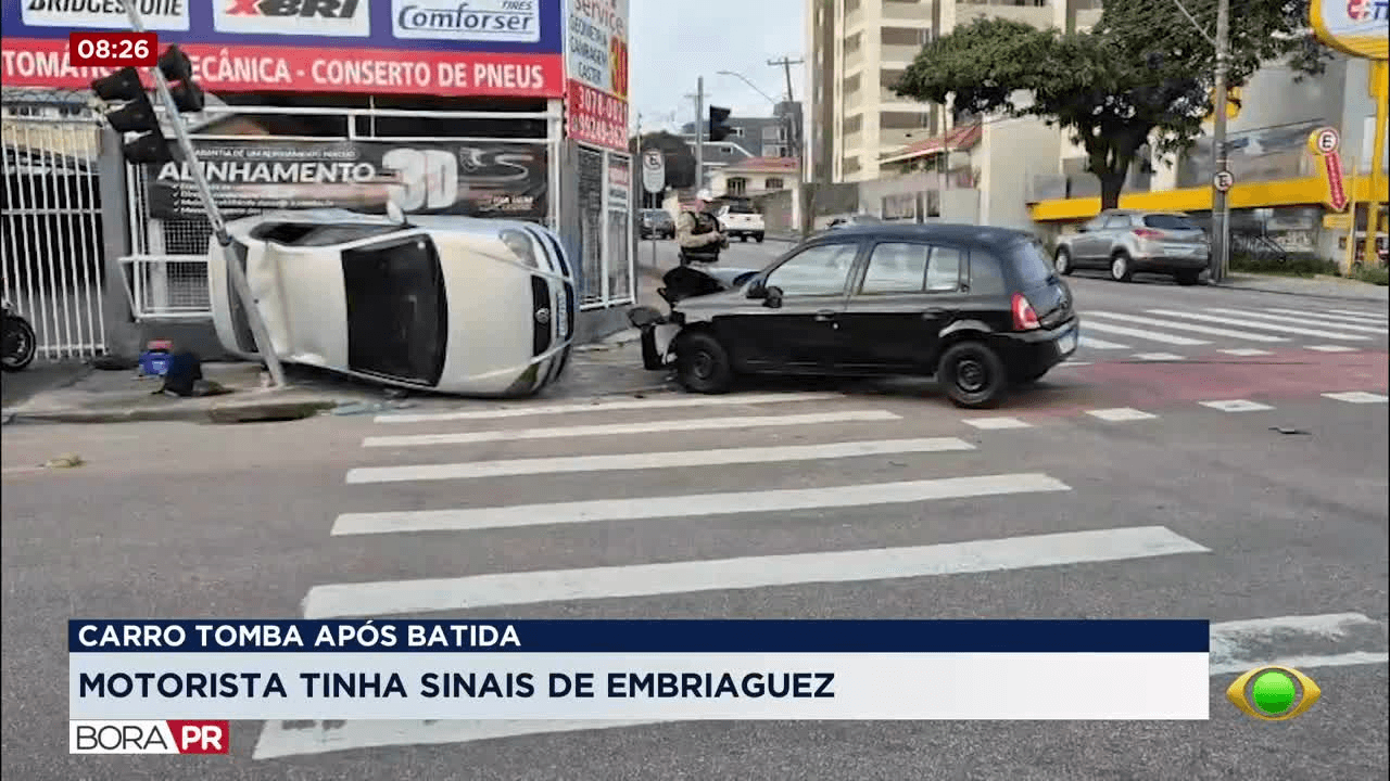 Carro capota após colisão no Pinheirinho e motorista fica ferido