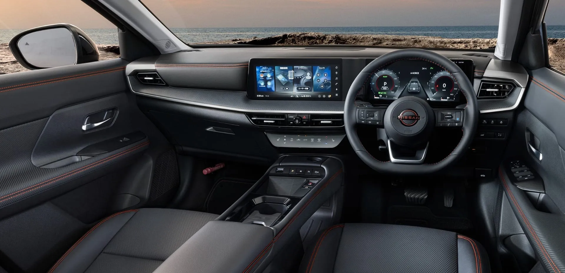 Interior do Nissan Kicks Rock Creek combina acabamento preto com detalhes Lava Red
