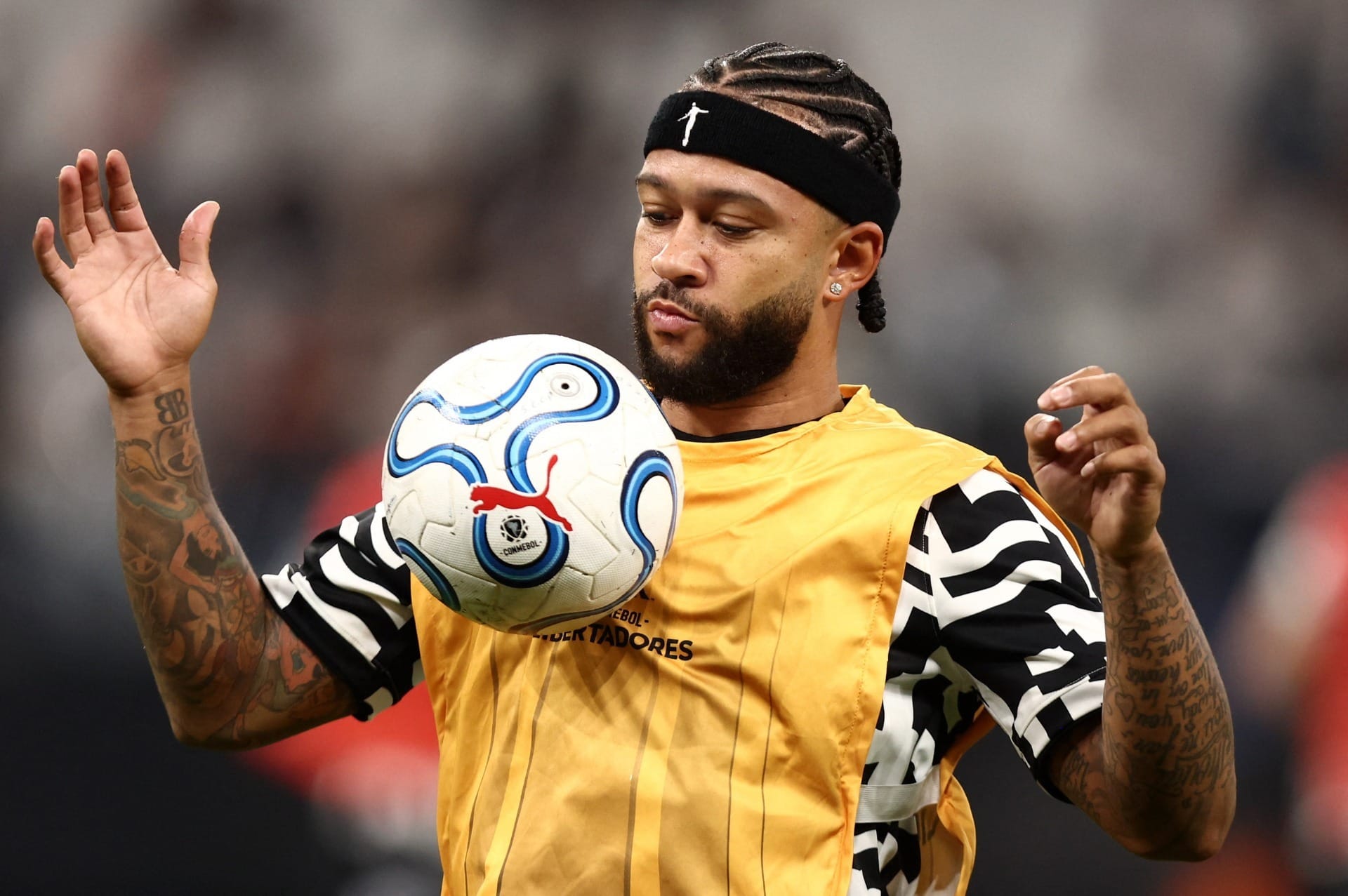 Memphis usa faixa com provocação ao Palmeiras