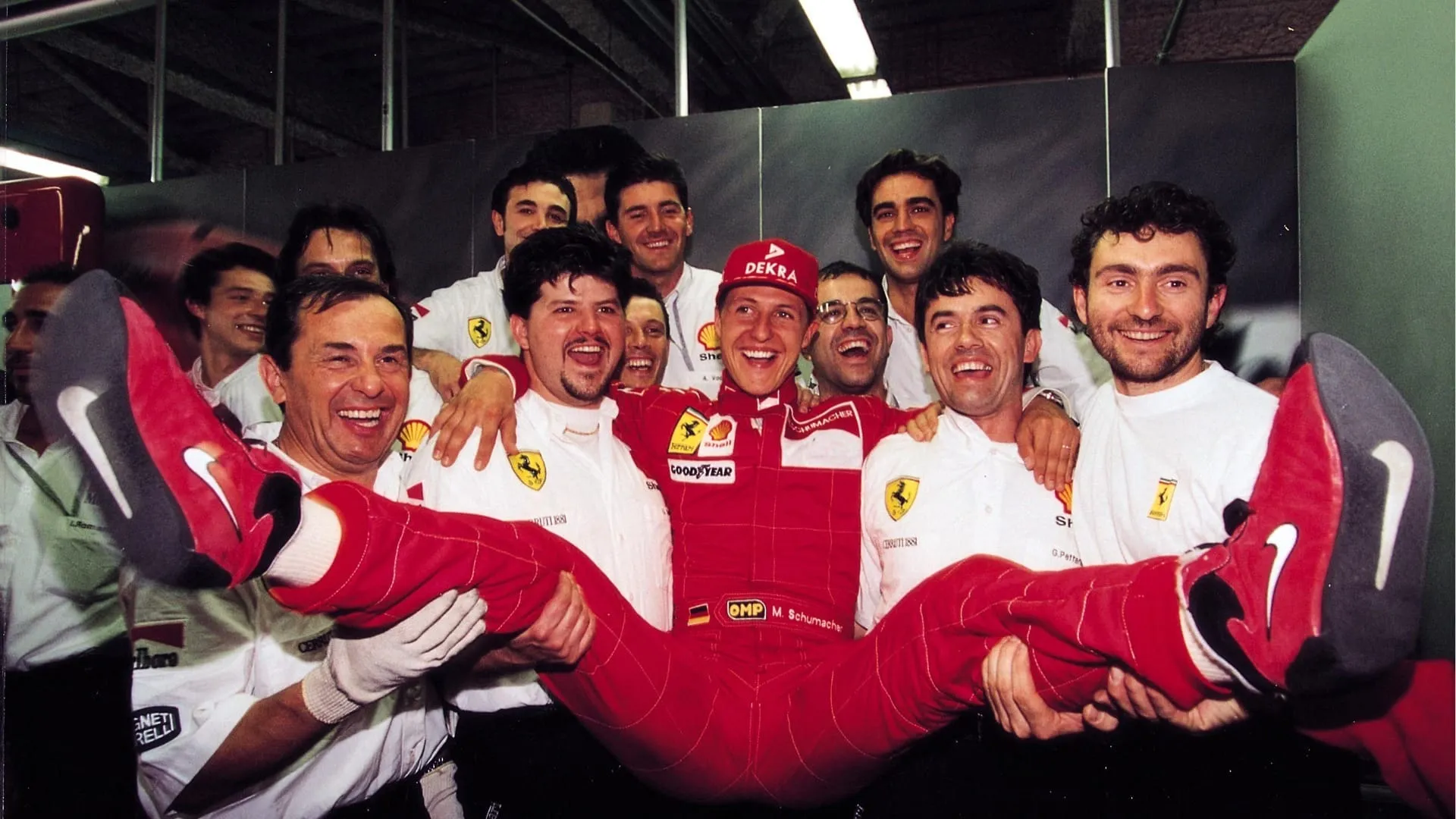 Schumacher comemora vitória no Grande Prêmio de Monza de 1996