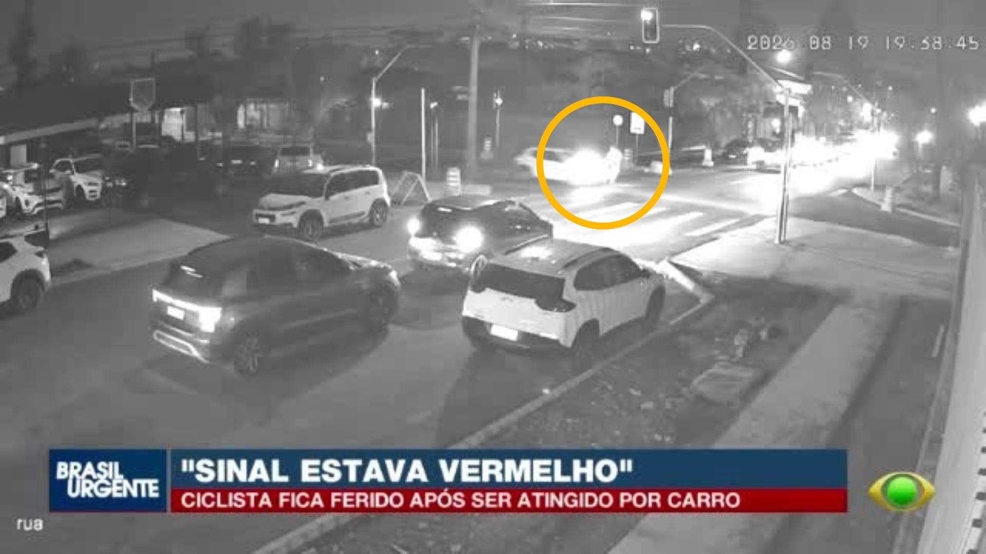 Flagrante: ciclista é atingido por carro em cruzamento de Curitiba
