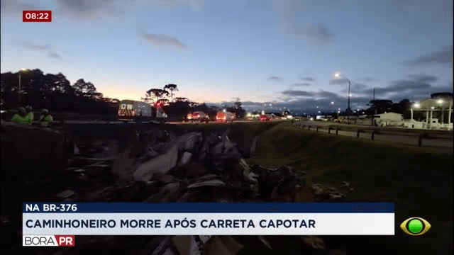 Motorista morre em tombamento de caminhão na BR-376 em Tijucas do Sul