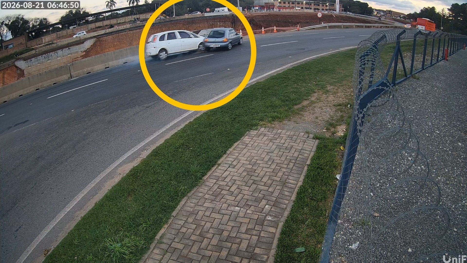 Carro despenca em trincheira após colisão no Contorno Norte, em Curitiba