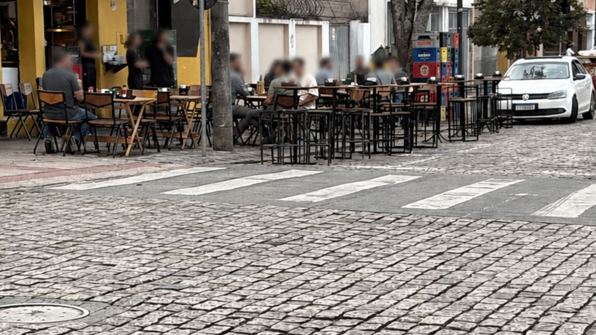 Bar ocupa vagas de idosos com mesas e é notificado em Curitiba