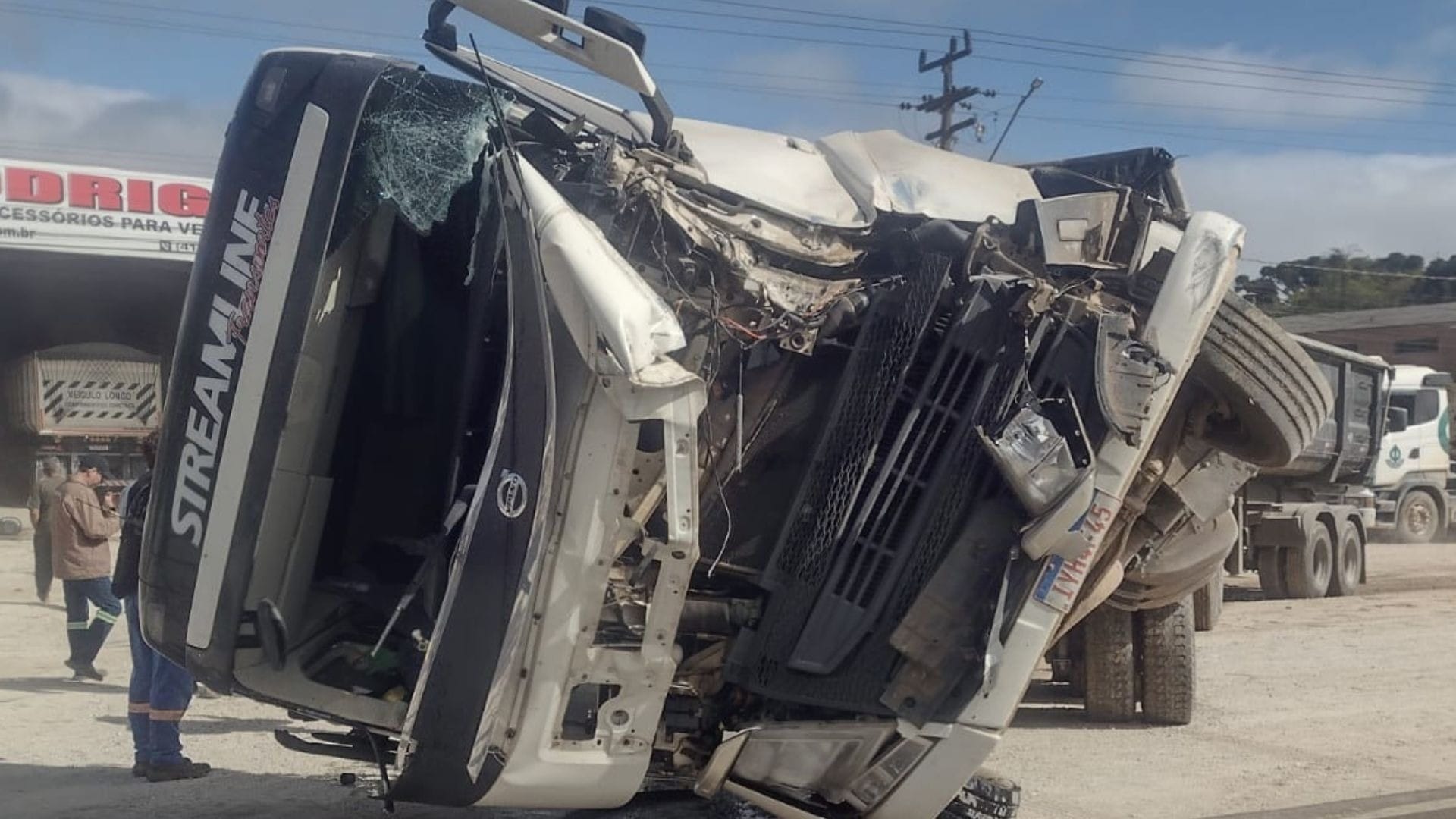 Caminhão tem cabine destruída após colisão na Rodovia dos Minérios - QTU Questões do Universo