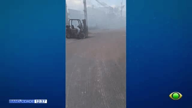 Incêndio em depósito de eletrônicos assusta moradores do Hauer