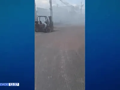Incêndio em depósito de eletrônicos assusta moradores do Hauer