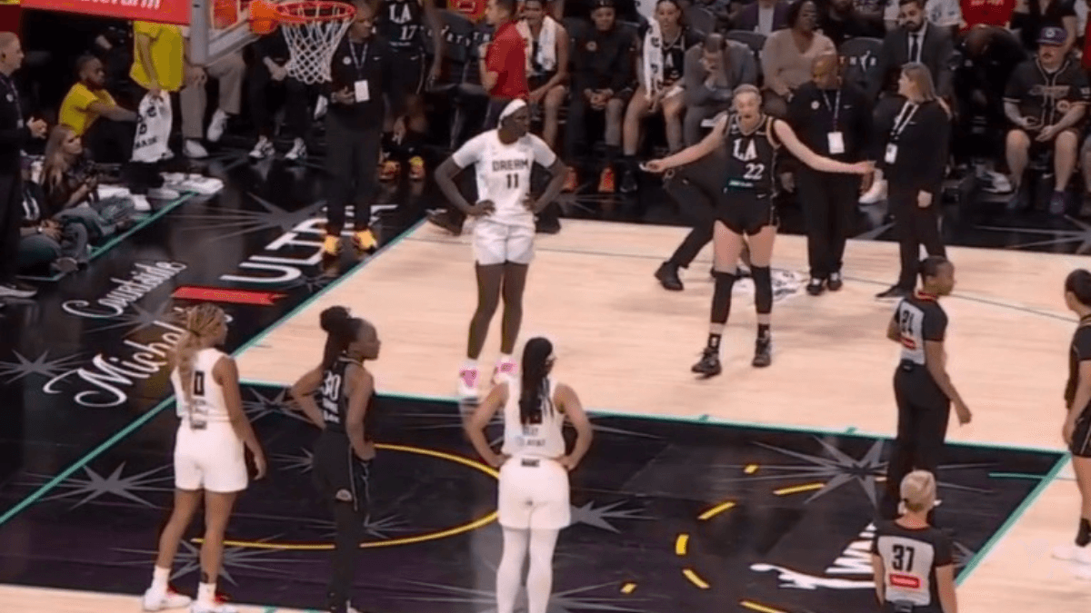 Jogo de basquete é interrompido após brinquedo sexual ser arremessado