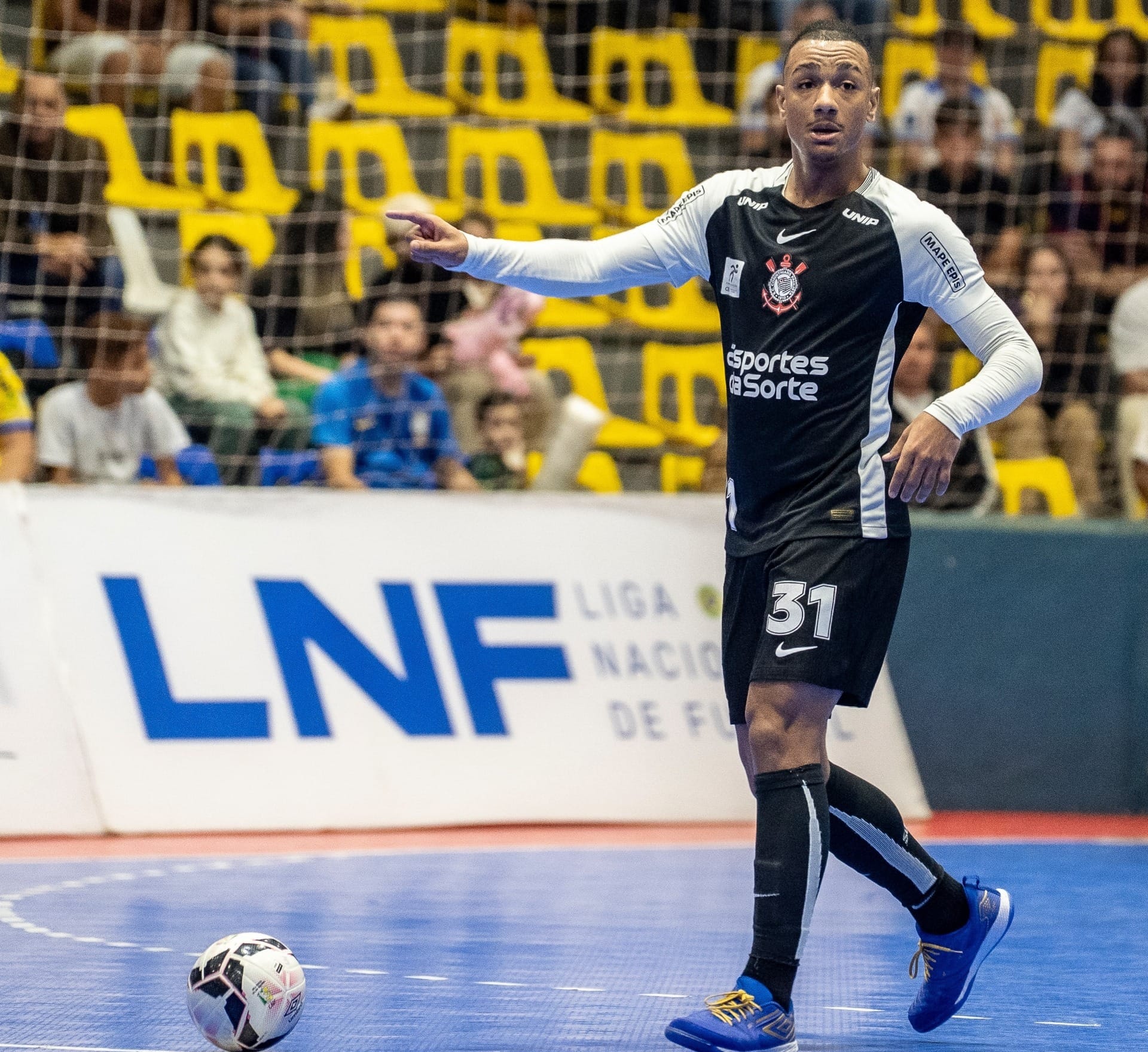 Jogador de futsal do Corinthians vai para o campo, após pedido de Diniz