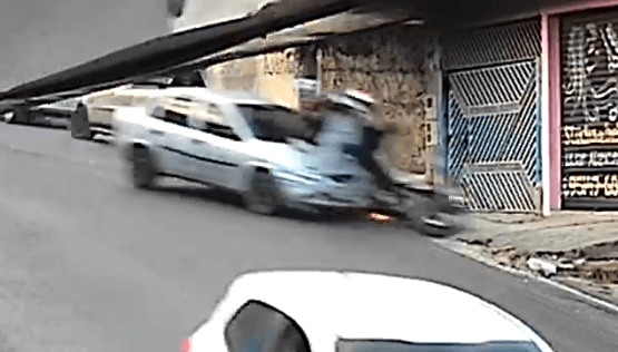 Motorista reage a assalto, persegue e atropela criminosos no Capão Redondo