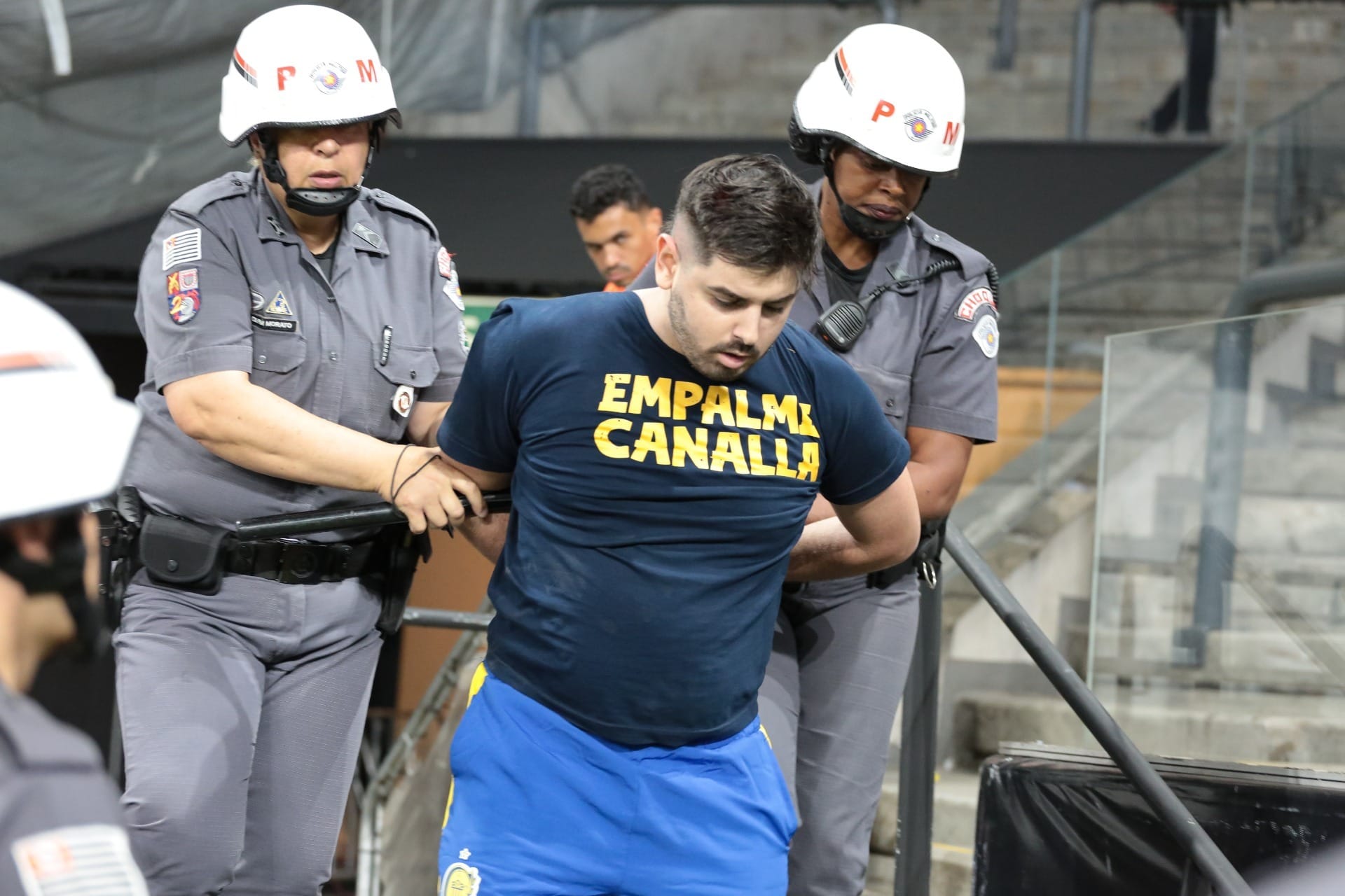 Torcedores do Rosario brigam após derrota e são detidos pela polícia