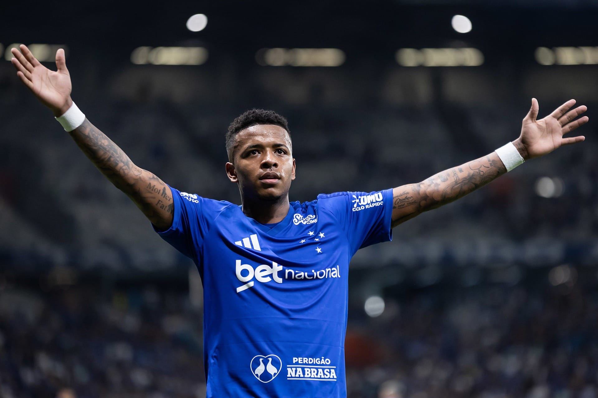 Cruzeiro vira sobre Flamengo e ajuda Palmeiras na luta pela liderança