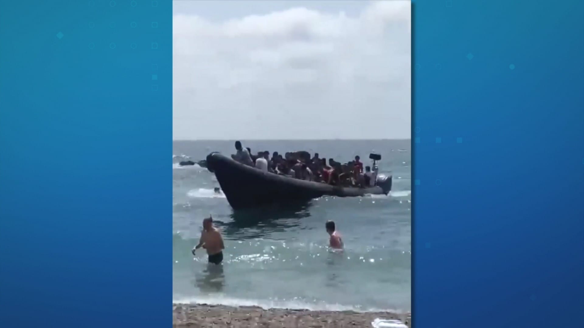 Barco com imigrantes chega a praia na Espanha e assusta banhistas