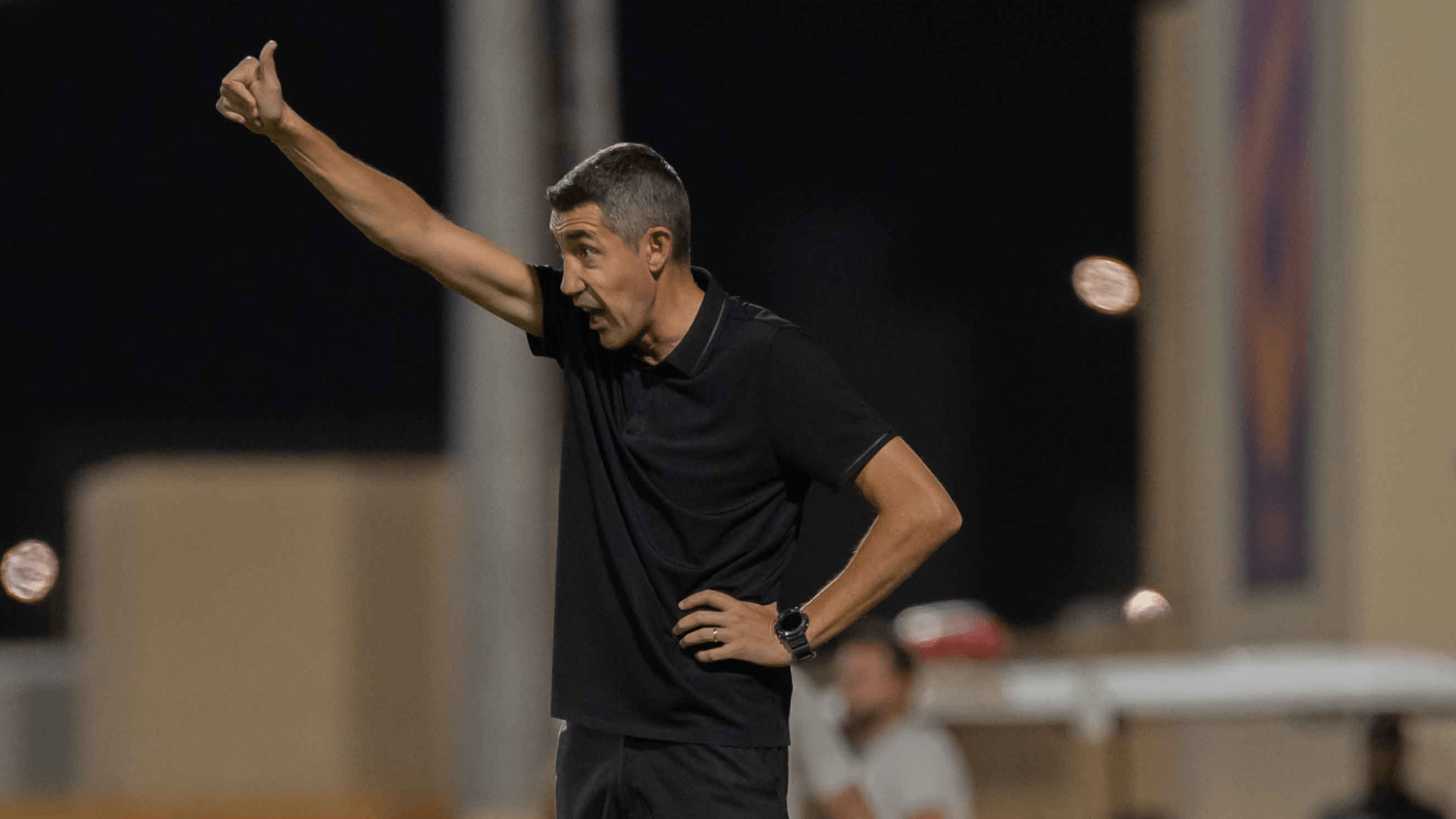 Ex-técnico do Botafogo coloca mão para atrapalhar lateral e é expulso; veja - QTU Questões do Universo